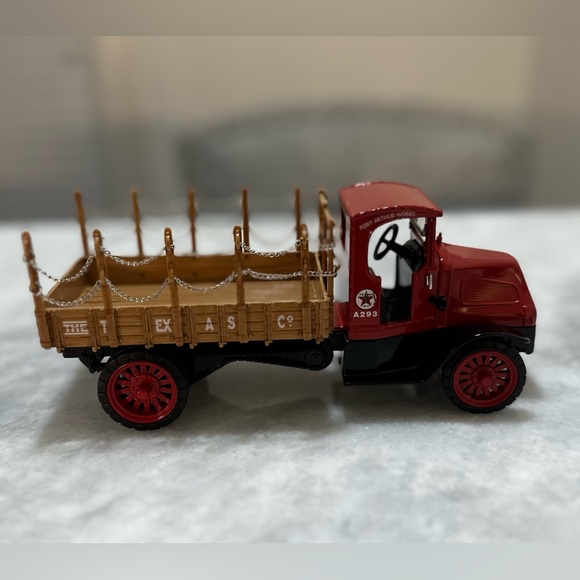 Texaco 1918 Mack AC Bulldog Flatbed Truck Collectable Die Cast w/ Original Box - Picture 5 of 16
